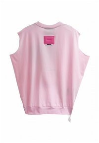 Top sin mangas de tejido en rosa claro, con un parche rectangular rosa y un logo en la parte posterior. Escote redondo y diseño de ajuste relajado.