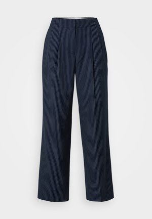 Tumes sinine triibuline pükste, kõrge vöökoha, volditud esiosa ja laiad jalad. Valmistatud tekstuurilisest kangast, millel on vertikaalsed valged triibud.