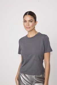 Šedé bavlnené tričko s cropped strihom, krátkymi rukávmi a dekoratívnym riadkom hrotov vlnovkového vzoru na prednej strane.