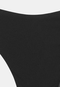 Masque facial extensible en tissu noir sans coutures avec bords incurvés pour une couverture sûre des joues et du menton.