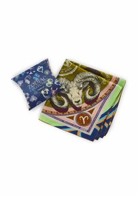 Zodiac Kollektion Schal-Set mit einem Widder-Motiv, in Grün-, Braun- und Blautönen. Begleitet von einem blauen Dekokissen.