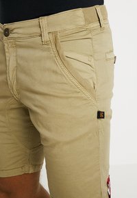 Alpha Industries KEROSENE - Shorts - light olive