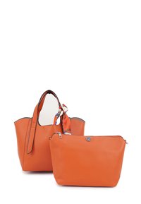 Orange Leder-Tote mit strukturierter Oberfläche, ausgestattet mit einem Schal-Highlight am Griff und einem passenden Reißverschlussbeutel.