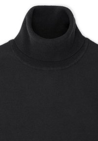 Czarny sweter z golfem, o prążkowanym dekolcie i miękkiej strukturze, z dopasowanym krojem i bez widocznych ozdób czy wzorów.