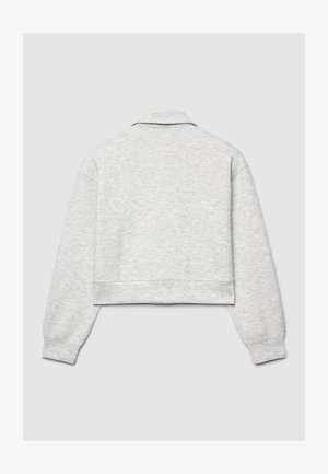 Grauer kurz geschnittener Sweatshirt mit Kragen, langen Ärmeln und gekrempelten Säumen. Weicher, strukturierter Stoff mit subtilem Melierungsmuster.