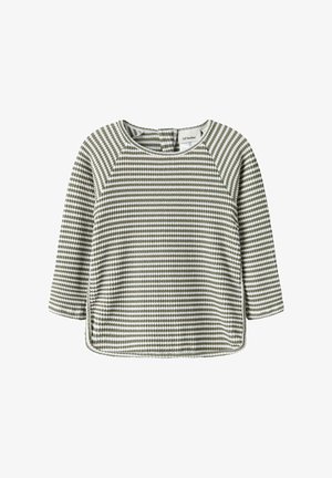 Hosszú ujjú kisgyermek felső zöld és fehér vízszintes csíkokkal, texturált anyagból, kerek nyakkal és hátul gombos záródással.