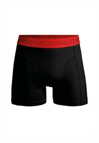 Melni bokseršorti ar sarkano gumiju, kurā ir izdrukāts "MUCHACHOMALO" logo. Gluda tekstūra ar pastiprinātām šuvēm.
