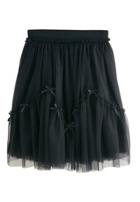 Gonna in tulle nero con elastico in vita, caratterizzata da strati arricciati e piccoli dettagli in nastro nero lungo l'orlo e i lati.