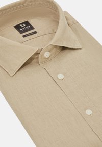 Camicia di lino beige con colletto aperto, dotata di bottoni bianchi e un'etichetta con la dicitura "Boggi, Regular Fit." Texture liscia con una trama naturale.