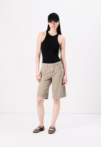 ONLY ONLSILLA LONG - Džinsiniai šortai - taupe gray