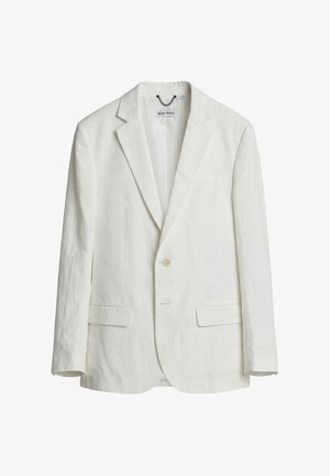 Blazer blanco para hombre con un botón, solapas con muesca, dos bolsillos delanteros con solapa y un lazo de cadena dentro del cuello para colgar.
