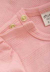 Różowa koszula w paski z miękkiej bawełny, z teksturowanym materiałem i dwoma złotymi zatrzaskami przy dekolcie. Metka z napisem "mimi" z rozmiarem 3.