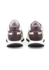 Herrensneaker mit braun-weißem Lederobermaterial, kontrastierender Wildleder-Fersenkappe, schwarzer Gummisohle und abgerundetem Zehendesign.