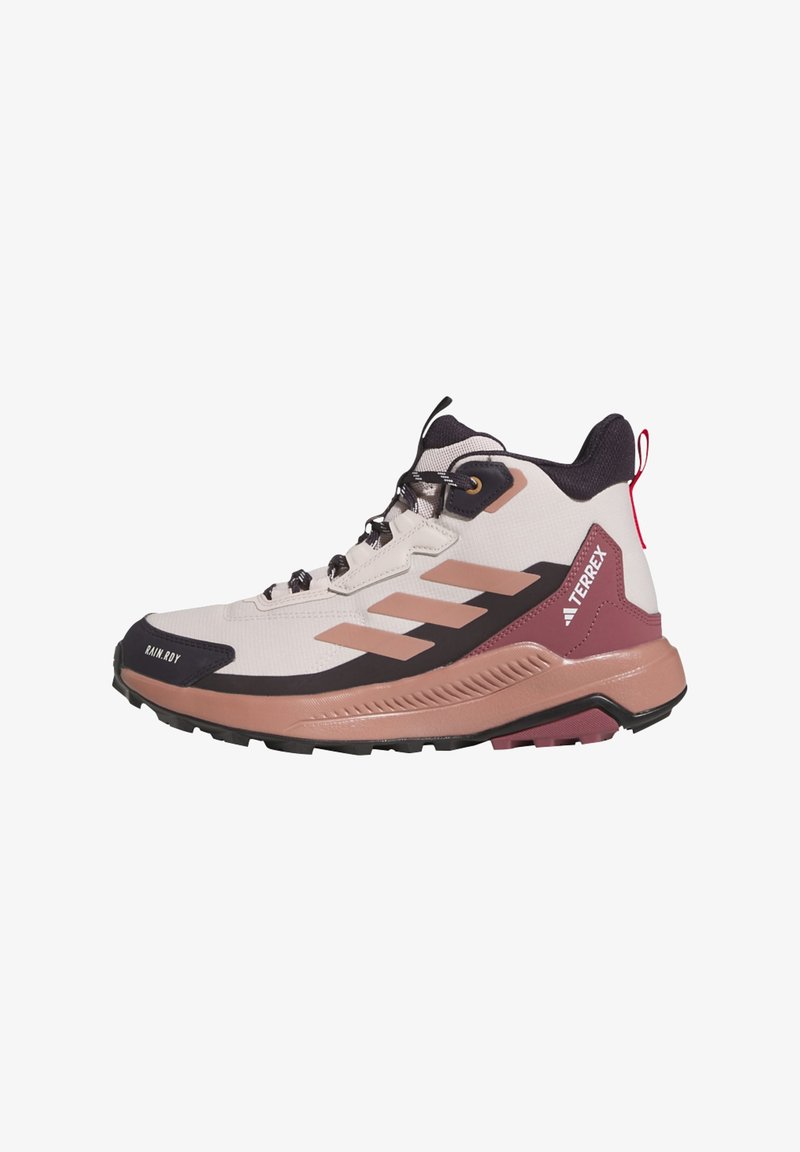 Waterdichte wandelschoenen, beige en bordeaux, met een hoge topontwerp, een gestructureerde bovenkant, zwarte accenten en een trekhaak op de hiel.