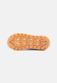 Suela de zapatilla atlética Viking con una superficie de goma texturizada en color naranja. Presenta un patrón de banda de rodadura geométrico para una mayor tracción y estabilidad.