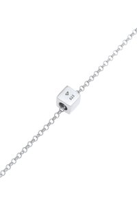 Bracciale in argento con catena, dotato di una perlina quadrata con un marchio "925" stampato, che indica argento sterling, e una finitura liscia e lucida.