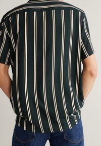 Korte mouwen shirt in donkergroene stof met verticale witte en gele strepen, voorzien van een button-down kraag en een relaxte snit.
