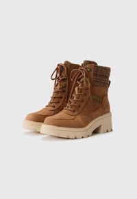 Bottes mi-mollet en daim marron avec un col en tricot texturé, un devant à lacets et une semelle plate-forme épaisse de couleur crème. Comprend des œillets en métal et des détails de logo.