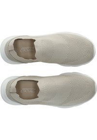 Helle beigefarbene Slip-On-Sneaker mit einem Obermaterial aus gestricktem Textil, das belüftete Muster aufweist, und einer weißen Gummisohle für zusätzlichen Komfort.