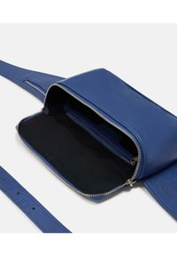 Borsa a tracolla in pelle blu con chiusura a zip, interno nero e tracolla regolabile. Caratterizzata da una piccola tasca con zip all'interno.