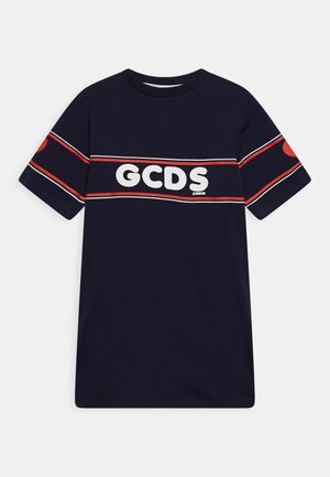 Camiseta de algodón azul marino con mangas cortas, que presenta un logo blanco "GCDS" y rayas rojas a lo largo del pecho y las mangas. Textura suave.