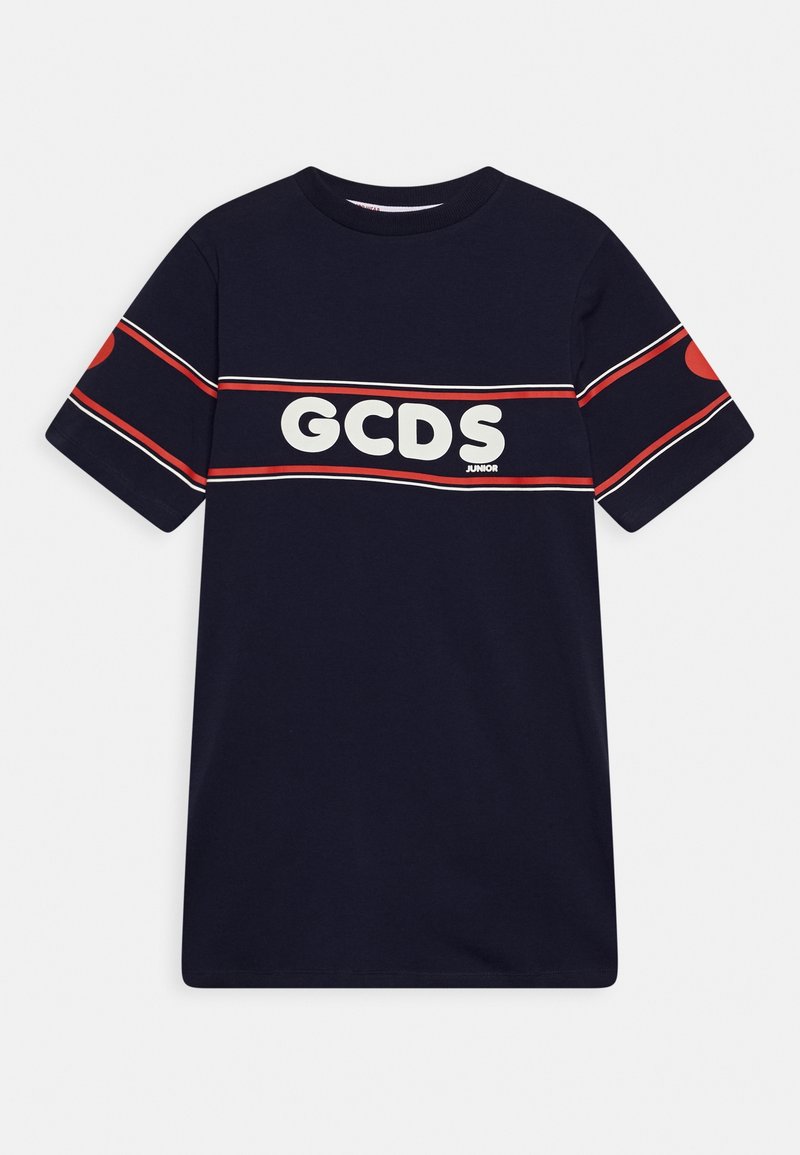 T-shirt en coton bleu marine à manches courtes, avec un logo blanc "GCDS" et des rayures rouges sur la poitrine et les manches. Texture lisse.