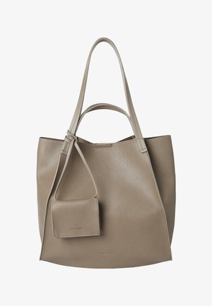 Torba typu tote z teksturowanej skóry w kolorze taupe, z długimi i krótkimi uchwytami, wyposażona w dopasowaną małą saszetkę przymocowaną do jednego z uchwytów.