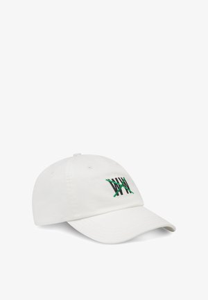 Valkoinen puuvillainen lippis, jossa on kirjailtu musta ja vihreä logo, kaareva lippa, säädettävä hihna ja kuusi ilmanvaihtoaukkoa.