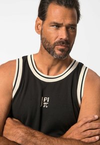 Canottiera nera con collo a righe bianche, che presenta un logo discreto. Tessuto testurizzato, design senza maniche e una vestibilità atletica con spalle definite.