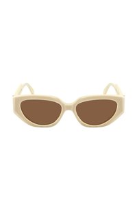 Occhiali da sole color beige a forma di occhio di gatto con lenti marroni e una montatura in plastica liscia, caratterizzati da aste larghe e un design angolare.