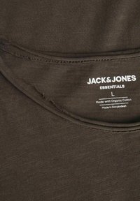 Olivgrünes Baumwoll-T-Shirt mit rundem Ausschnitt, mit weißem Markenlabel und Pflegehinweisen, die innen am Kragen gedruckt sind.