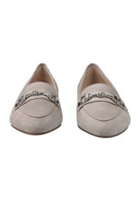 Beige Wildleder Slipper mit gesticktem Design, spitzem Zehenbereich und silberner Kettenakzent über dem Spann. Gummisohle sorgt für Grip.
