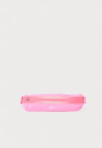 Roze Nike pouch tas met een soepele stoftextuur, een ritssluiting en een in het wit gedrukt logo. Heeft een gestreept accent aan de bovenkant.
