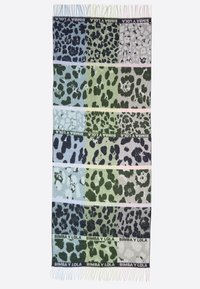 Sciarpa rettangolare con quadri leopardati multicolore in tonalità blu, verde e grigio, con frange sui lati corti, marchiata "BIMBA Y LOLA".