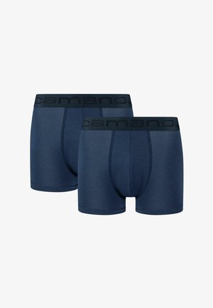 Dwa granatowe męskie bokserki z czarnymi elastycznymi paskami w talii ozdobionymi napisem "camano", przedstawione na białym tle.