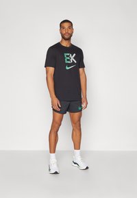 Nike Performance TEE KIPCHOGE - T-skjorte til trening - black
