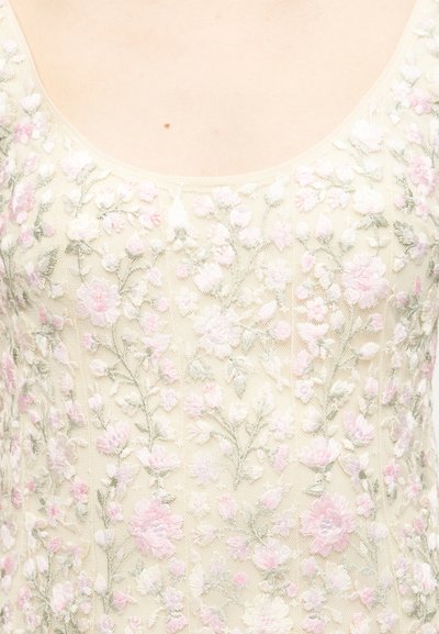 Μπεζ διαφανές ύφασμα πάνω μέρος με λεπτεπίλεπτα κεντητά ροζ και λευκά λουλούδια με πράσινα στελέχη, που καλύπτει το πάνω μέρος του στήθους και τους ώμους.