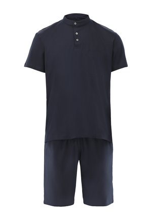 Dunkel marineblaues Henley-Shirt mit kurzen Ärmeln, drei Knöpfen und Brusttasche, kombiniert mit passenden knielangen Shorts.