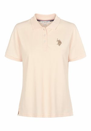 Hellrosa Polo-Shirt mit einer Knopfleiste mit drei Knöpfen, kurzen Ärmeln, gesticktem Logo auf der linken Brust und seitlichen Schlitzen für Bewegungsfreiheit.