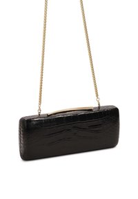 Borsa a pochette nera in pelle sintetica con motivo a coccodrillo, dotata di una tracolla in catena metallica dorata e di una chiusura liscia in tono dorato.