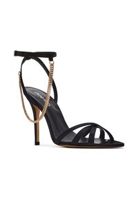 Zwarte high heel sandaal met meerdere smalle banden, slank design en een gouden kettingaccent. Heeft een stiletto hak en een enkelbandje.