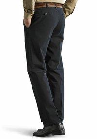 Pantalons sombres et formels avec une coupe slim. Fabriqués en tissu lisse, avec des poches arrière et une ceinture tissée marron. Associés à des chaussures noires.