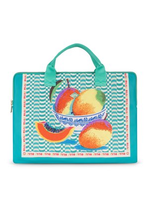 Turkooizen handtas met petrolkleurige handvatten met een kleurrijke print van een fruitschaal, inclusief mango's en een papajaschijf op een geruite achtergrond.