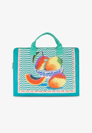Turkooizen handtas met petrolkleurige handvatten met een kleurrijke print van een fruitschaal, inclusief mango's en een papajaschijf op een geruite achtergrond.