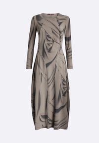 Vestido de manga larga en tela beige con un diseño texturizado y drapeado, y patrones abstractos oscuros. Presenta un escote redondo y una silueta fluida.