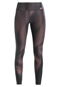 Czarne i różowe legginsy Nike z wirującym kroplowym wzorem, wysoki stan, a na lewej biodrze małe logo Nike w kształcie łyżwy.