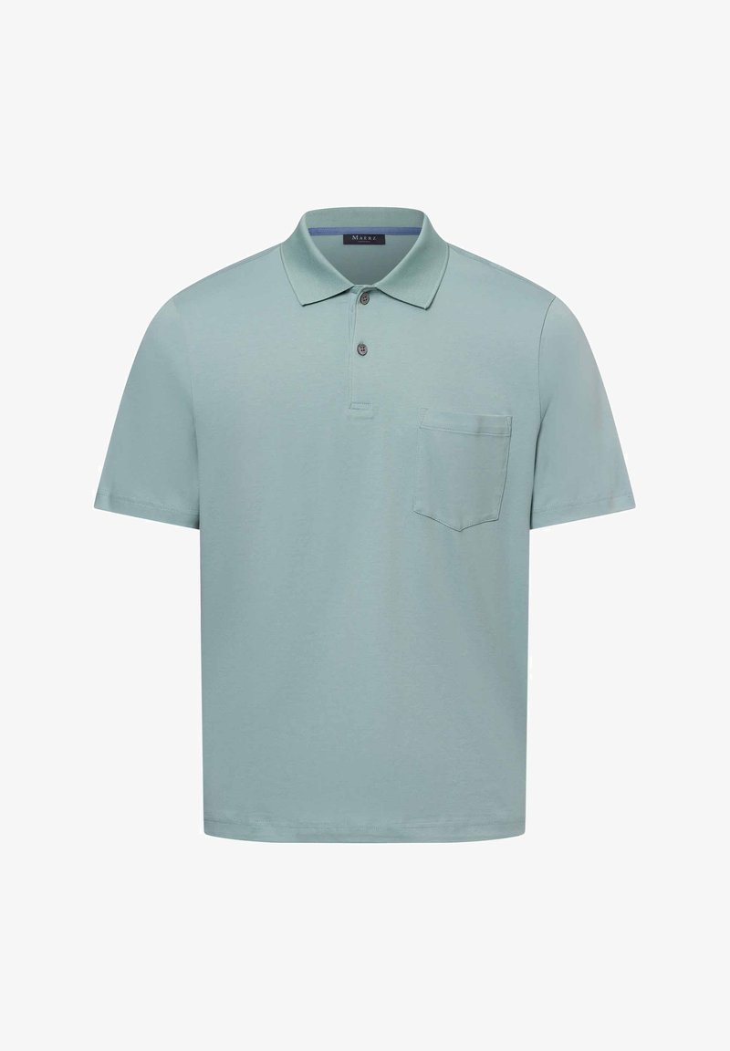 Piquehemd aus hellblauem Stoff mit Kragen, zwei Knöpfen und einer linke Brusttasche. Kurze Ärmel und glatte Textur.