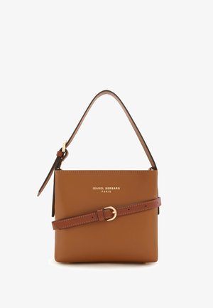 Petit sac à main marron avec logo doré Isabel Bernard Paris, poignée supérieure et ceinture décorative sur le devant avec boucle dorée sur fond blanc.