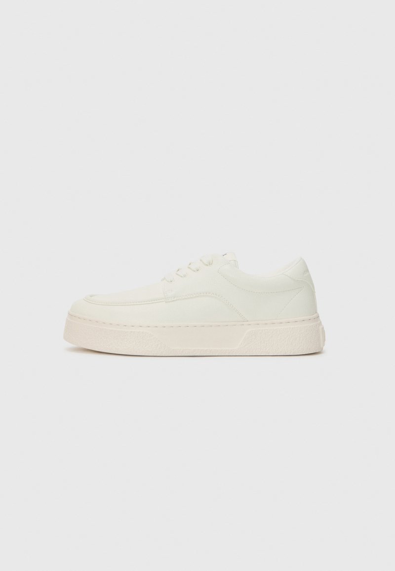 Weißer Sneaker mit einem glatten Obermaterial aus Leder, runder Zehenform, dicker Sohle und minimalen Nahtdetails. Verfügt über flache Schnürsenkel und eine strukturierte Sohle.