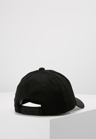 Casquette de baseball noire en tissu avec une couronne arrondie, un visière courbée et une sangle ajustable à l'arrière, arborant un logo en relief.